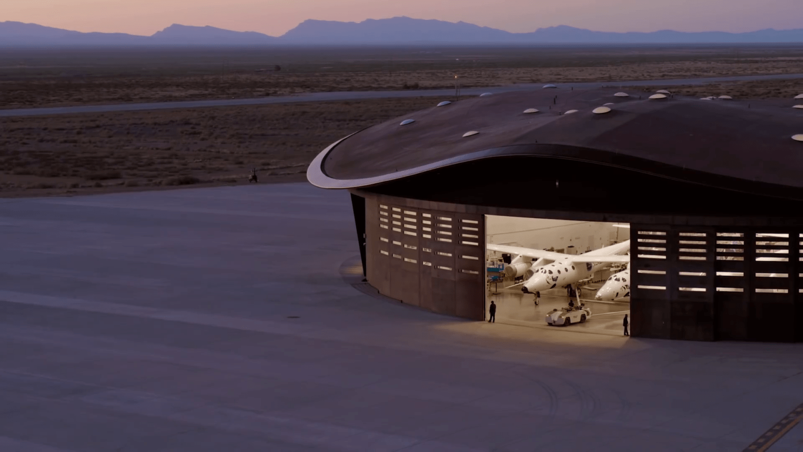 Virgin Galactic 太空飞船从仓库出来
