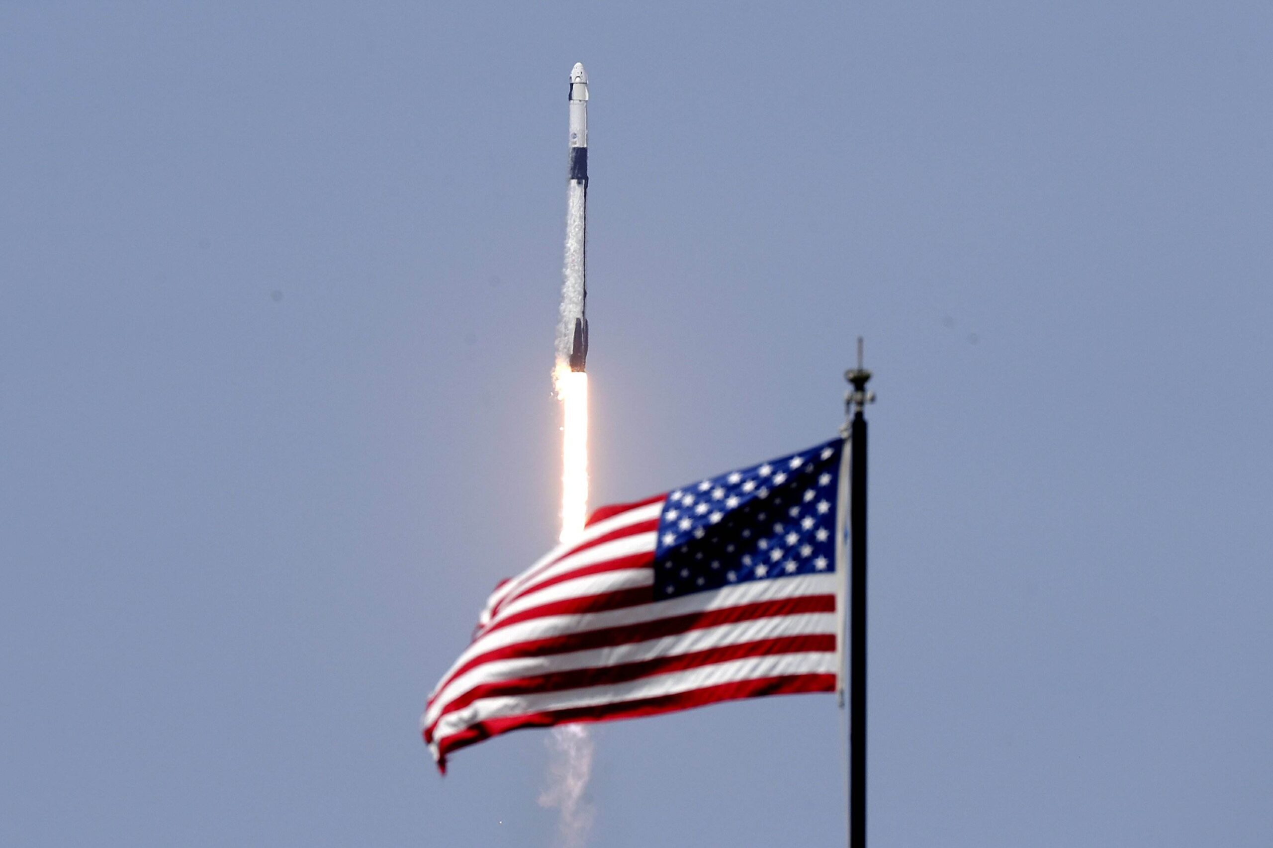 图为 SpaceX 载人飞船发射