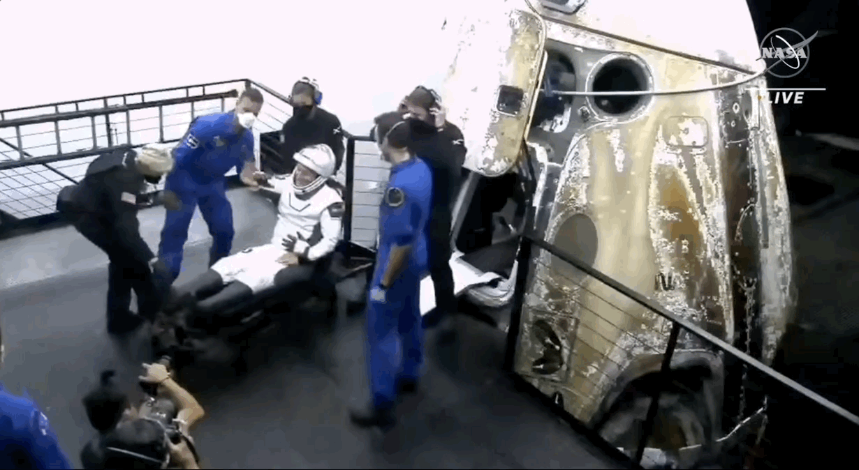 马蒂亚斯·毛雷尔在 SpaceX 出仓后挥手竖起大拇指