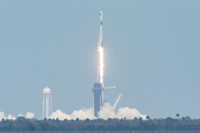 电子号( Electron )火箭准备发射