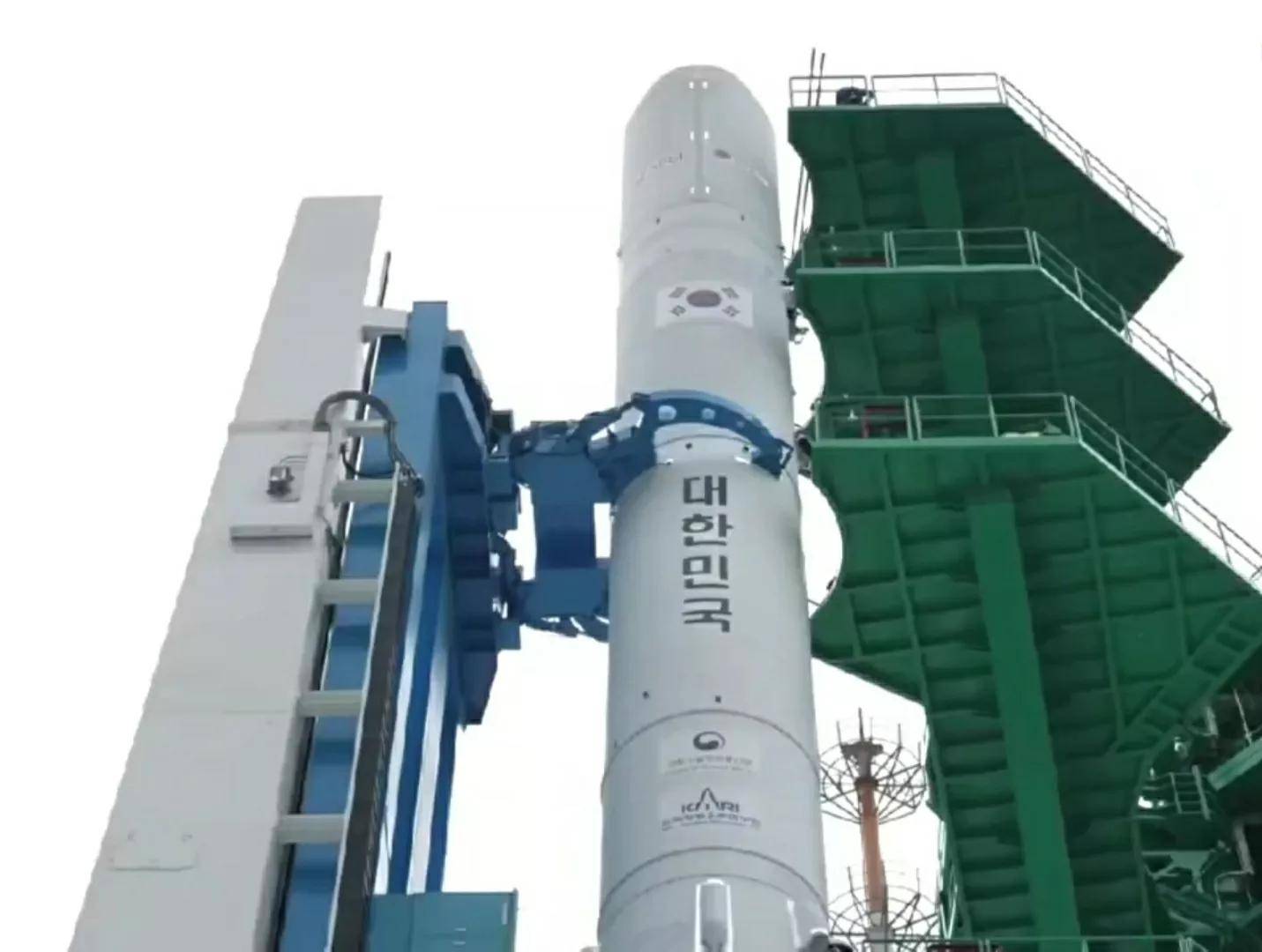 准备发射的世界号运载火箭