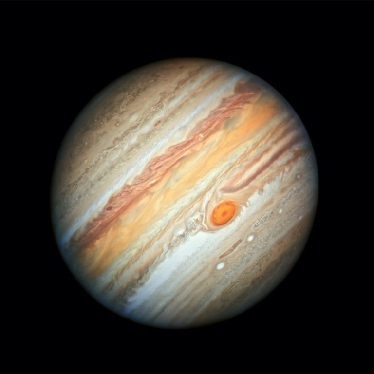这张木星照片于 2019 年 6 月 27 日从哈勃空间望远镜拍摄,以大红斑为特征,这是一场肆虐数百年的风暴。 图源:NASA