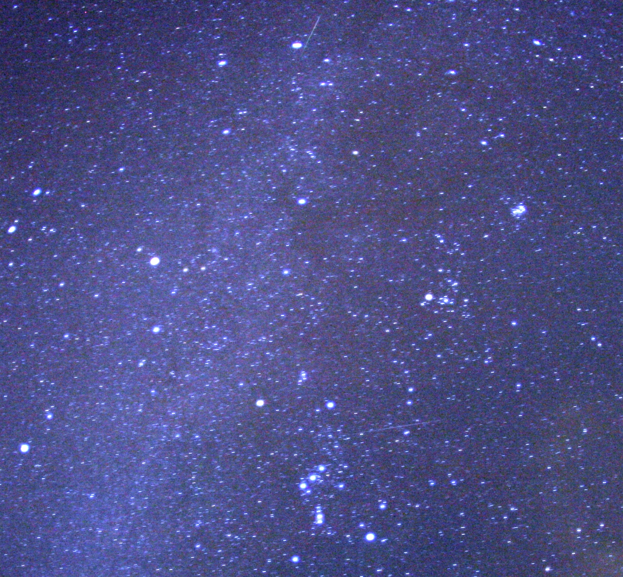 两颗猎户座流星雨的流星和银河