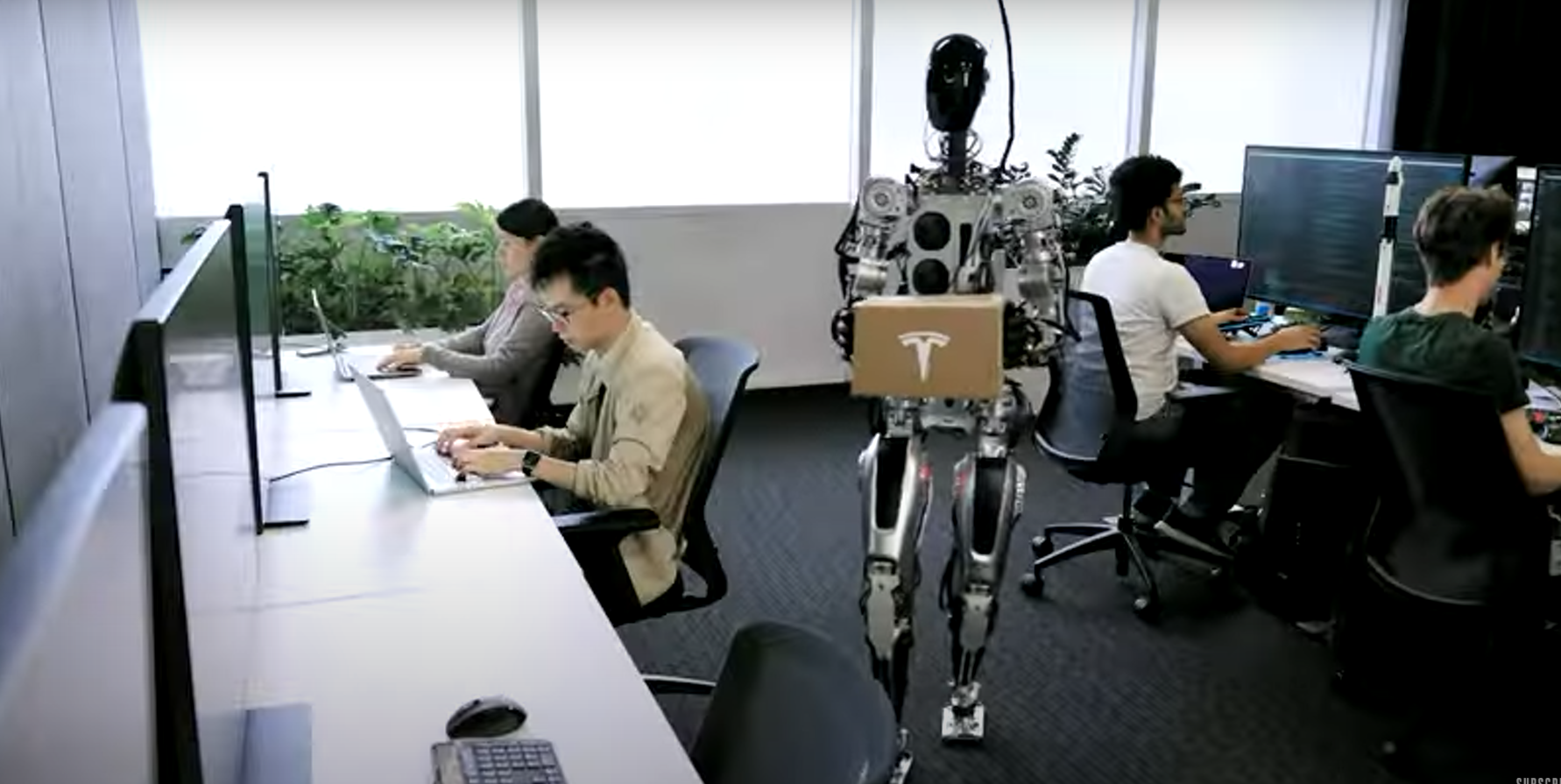 特斯拉机器人在搬运物品