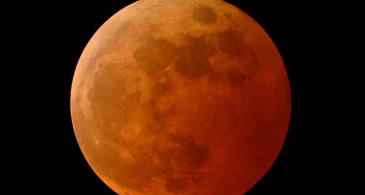血月 (图源: NASA )