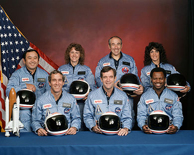 STS-51-L乘组:(前排左起)史密斯、斯科比、麦克内尔;(后排左起)鬼塚承次、麦考利芙、贾维斯、蕾斯尼克