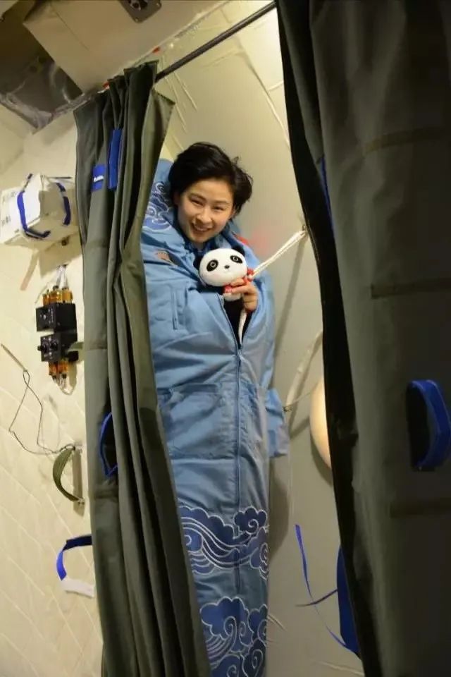 宇航员在睡袋中