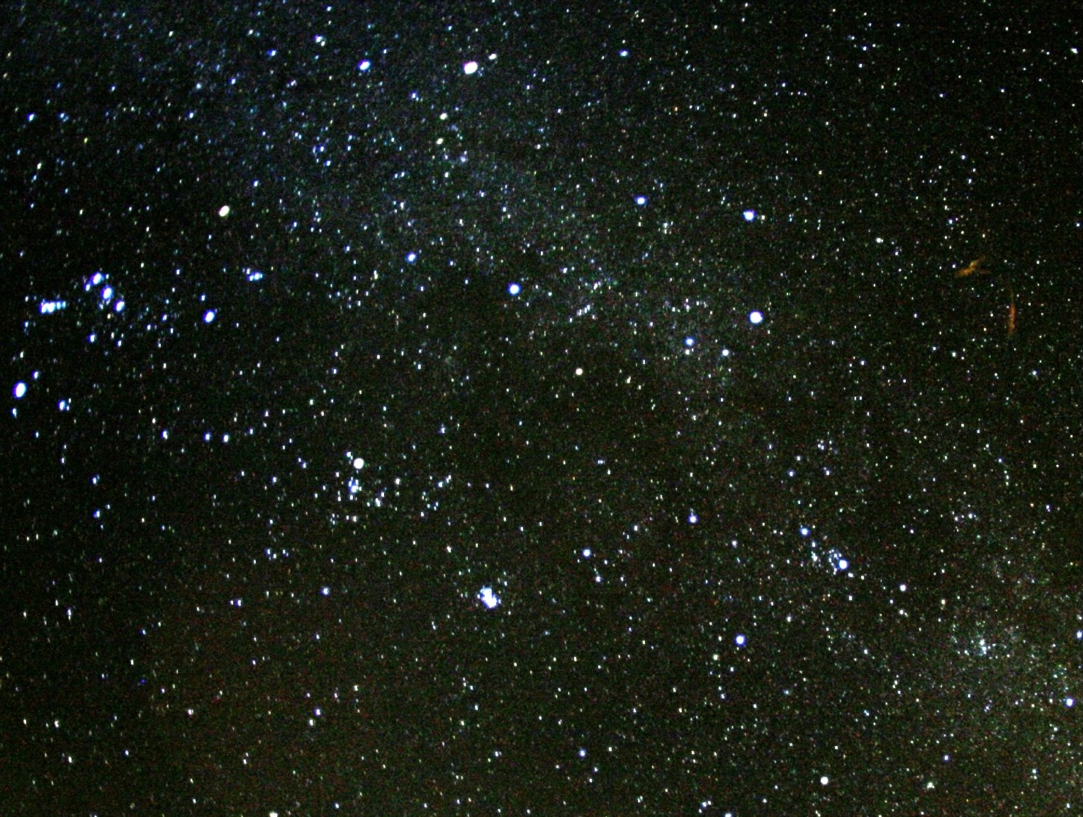 最亮的流星，一个火球，留下的烟尘痕迹被高空的风吹离而偏向图的右手方向