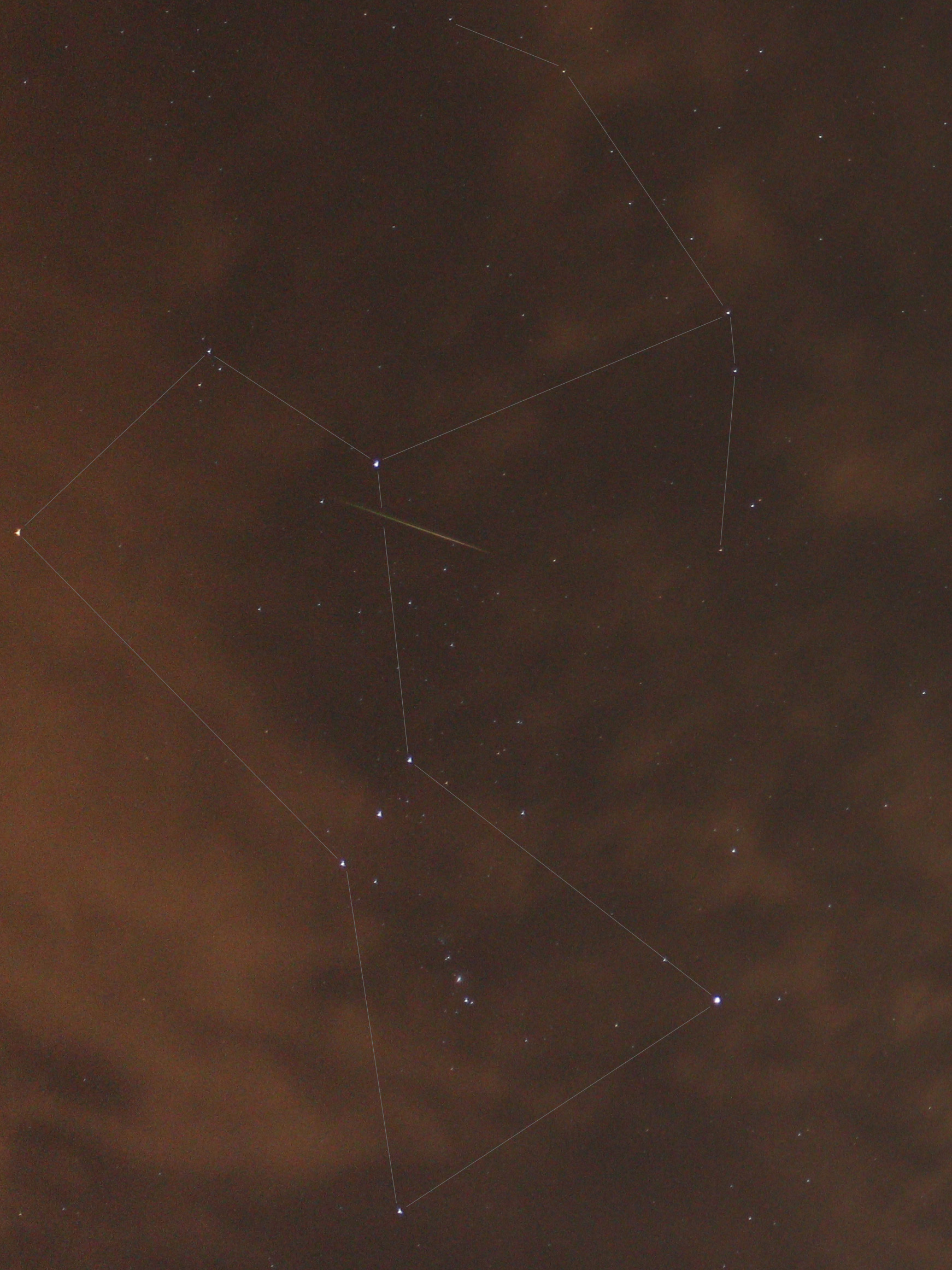 摄于香港鲗鱼涌南丰新邨的猎户座流星雨（2018年10月21日）